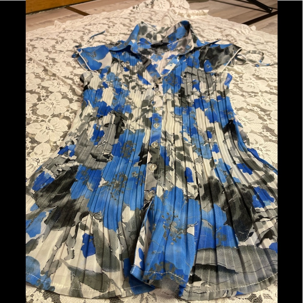 Reitmans Blue Floral Pleated Cap Sleeve Blouse Button Up Medium